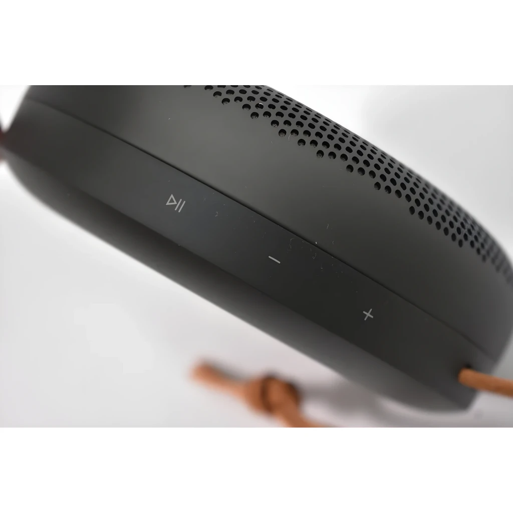 Bang & Olufsen Beosound A1 3rd Gen Warm Granite, vista lateral: rejilla perforada, botones de control y cordón de cuero con - Ítem3
