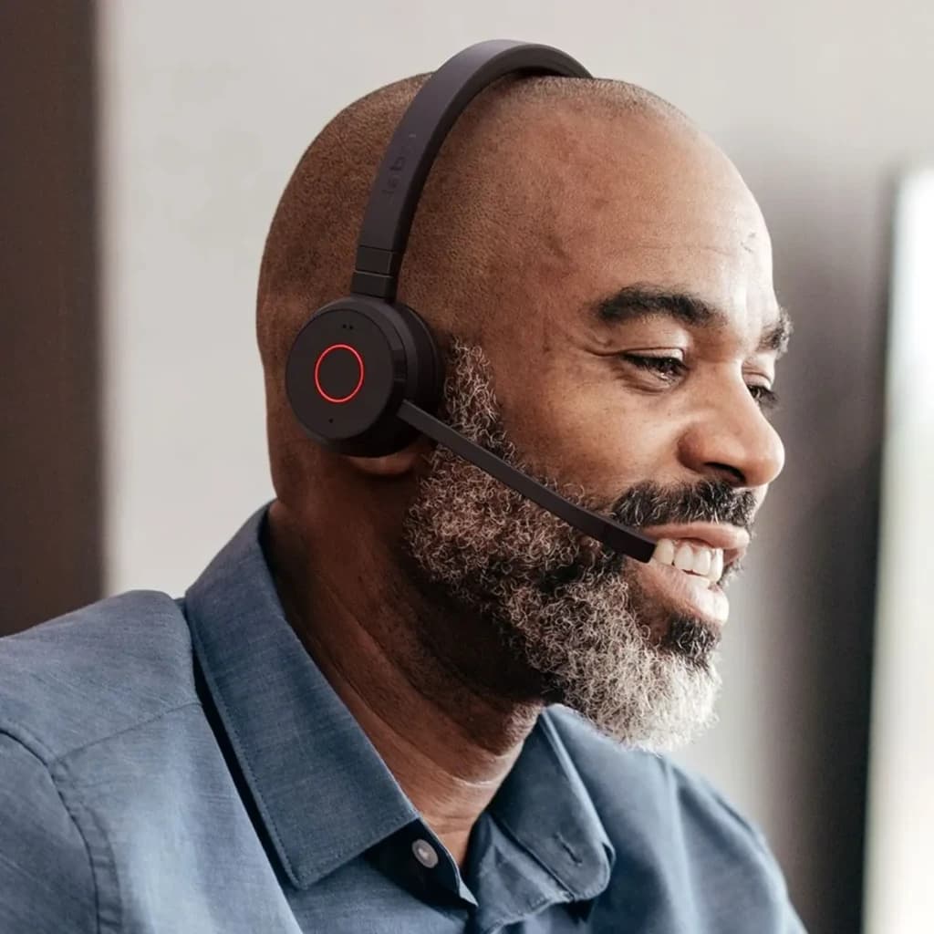 Jabra Evolve 65 TE Mono Negro, uso: hombre de perfil con auricular puesto, micrófono boom y botón rojo visible