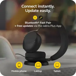 Jabra Evolve3 75 Stereo Negro, vista lifestyle: auriculares en base de carga con iconos Bluetooth Fast Pair y compatibilidad