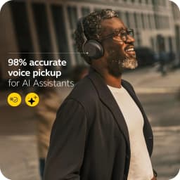 Jabra Evolve3 75 Stereo negro, uso en exterior: hombre con auriculares puesto sonriendo, texto 98% accurate voice pickup