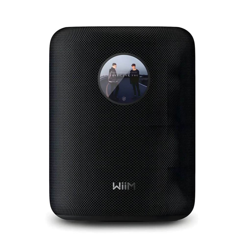 Wiim Altavoz inteligente Sound Negro, vista frontal: rejilla textil, pantalla circular con portada de álbum y logo WiiM
