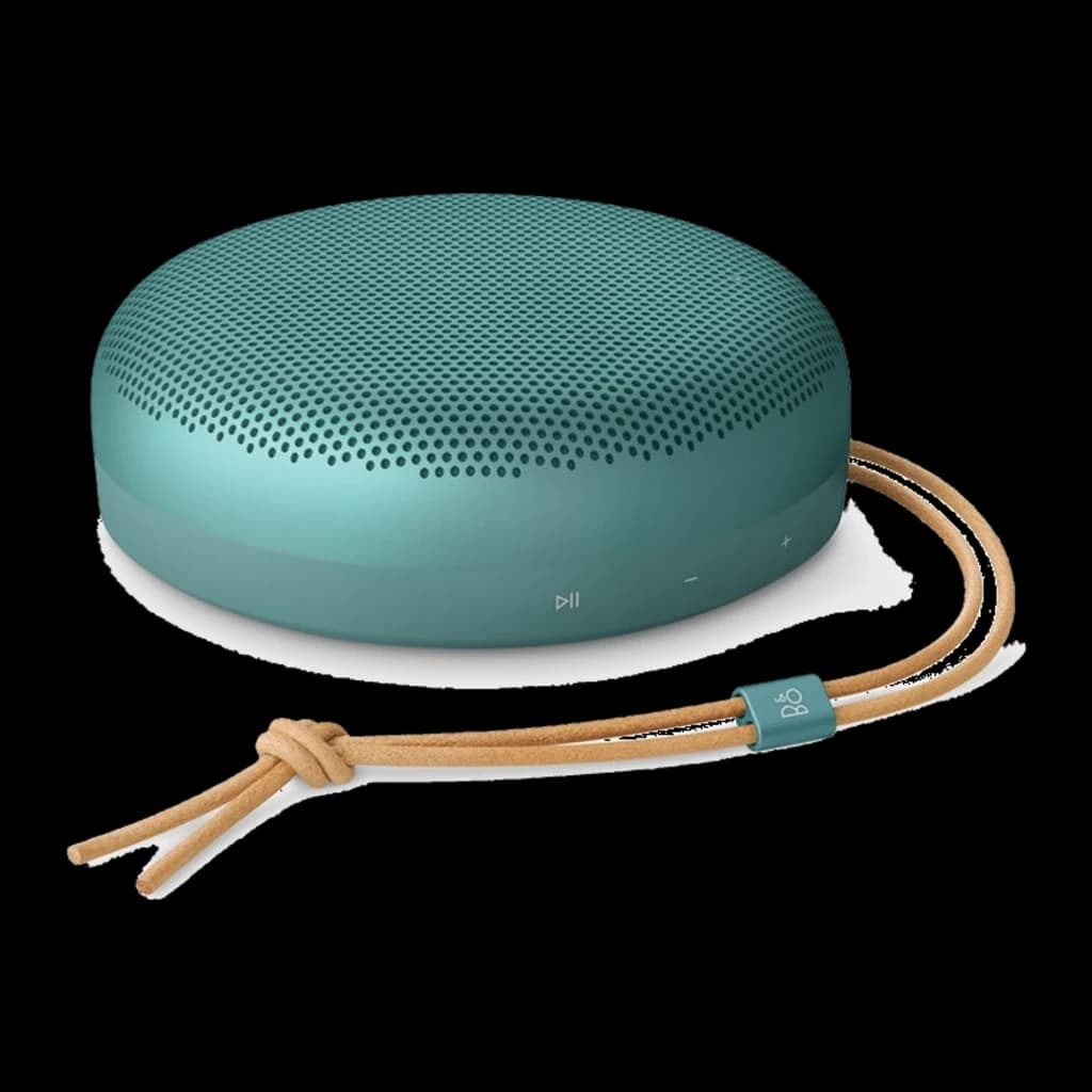 Bang & Olufsen Beosound A1 3ª Gen verde eucalipto, vista en ángulo: rejilla perforada superior, botones laterales y cordón