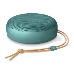 Bang & Olufsen Beosound A1 3ª Gen verde eucalipto, vista en ángulo: rejilla perforada superior, botones laterales y cordón