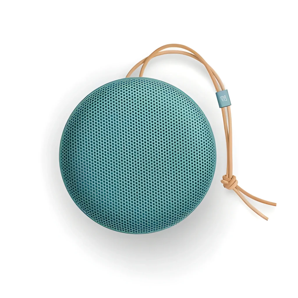 Bang & Olufsen Beosound A1 3ª Gen verde eucalipto, vista en ángulo: rejilla perforada superior, botones laterales y cordón - Ítem1