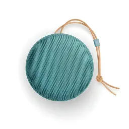 Bang & Olufsen Beosound A1 3ª Gen verde eucalipto, vista frontal: rejilla circular y correa de cuero beige con logo B&O