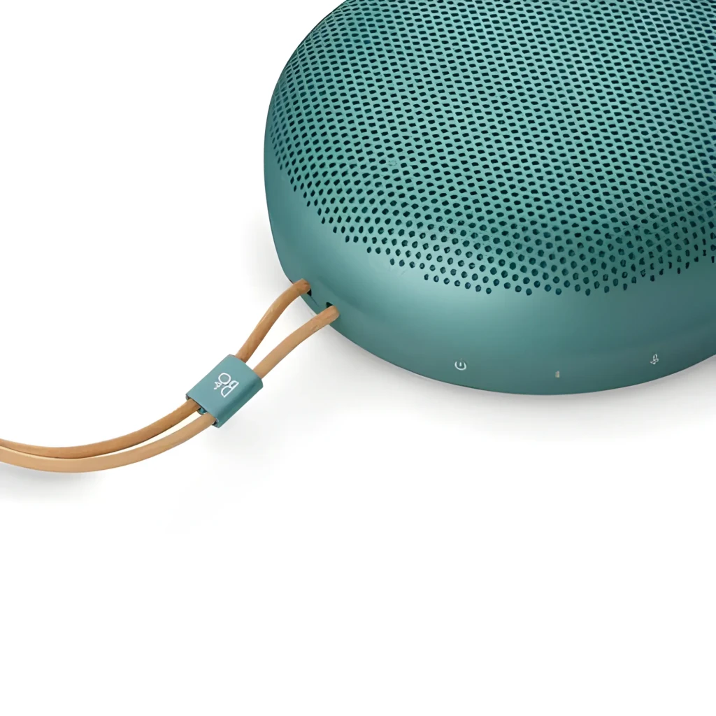Bang & Olufsen Beosound A1 3ª Gen verde eucalipto, vista en ángulo: rejilla perforada superior, botones laterales y cordón - Ítem2