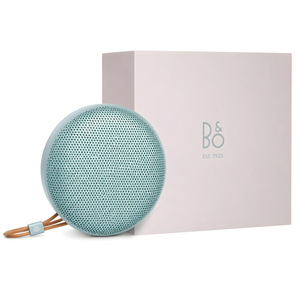 Bang & Olufsen Beosound A1 3ª Gen verde eucalipto, vista en ángulo: rejilla perforada superior, botones laterales y cordón - Ítem4