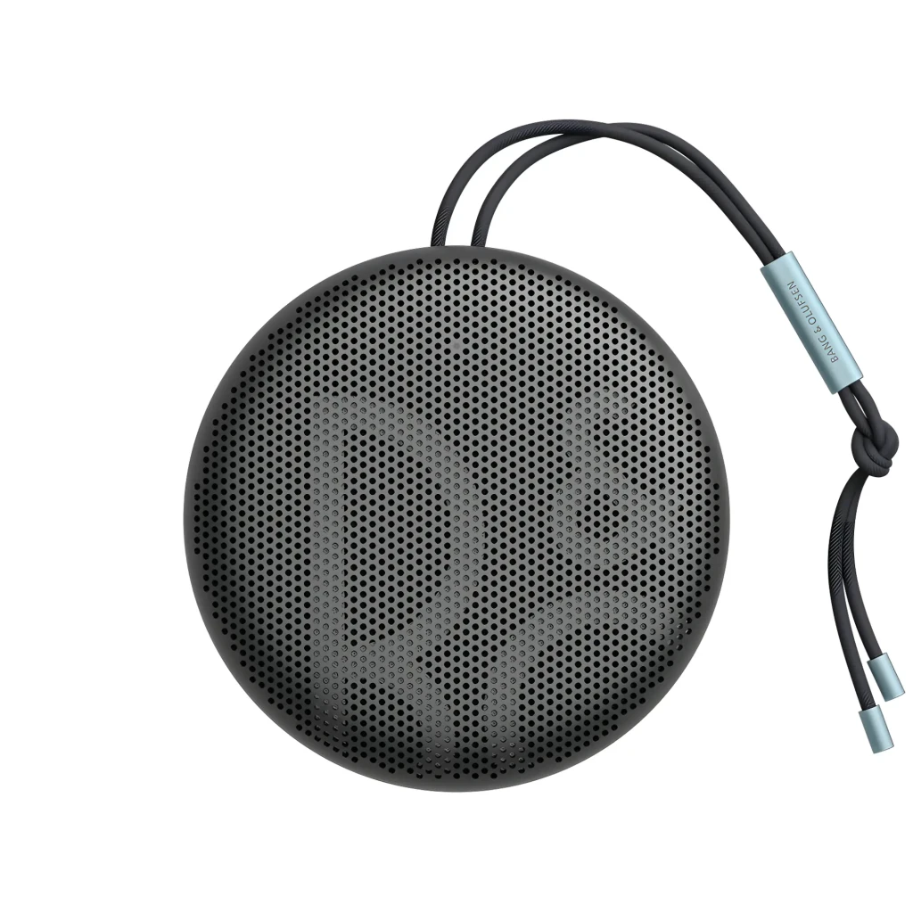 Bang & Olufsen Beosound A1 2nd Gen Anthracite Oxygen, vista frontal en ángulo: rejilla perforada, botones y cordón con clip - Ítem1