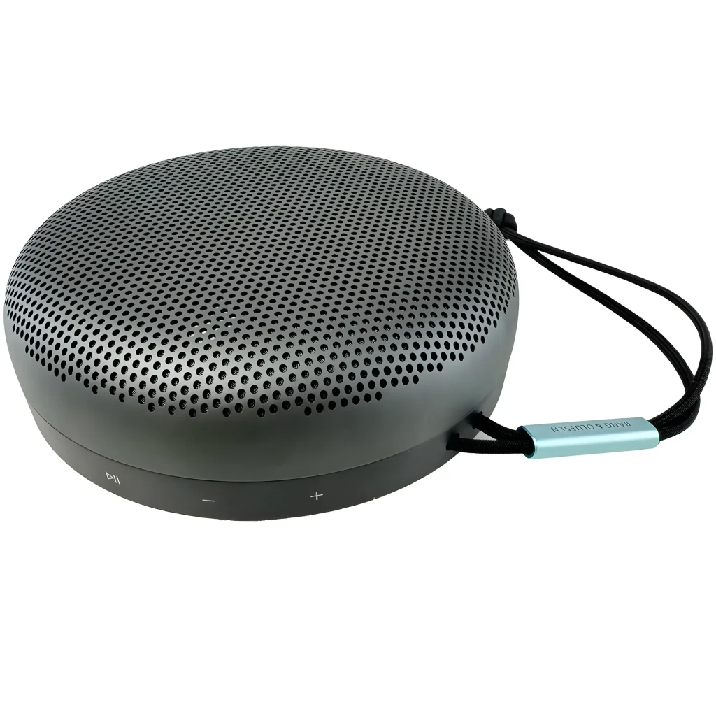 Bang & Olufsen Beosound A1 2nd Gen Anthracite Oxygen, vista frontal en ángulo: rejilla perforada, botones y cordón con clip - Ítem2