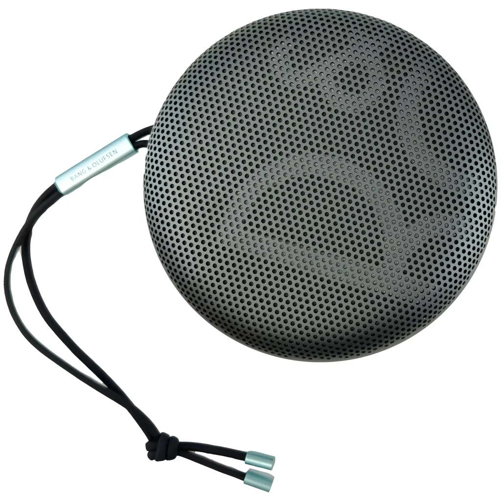 Bang & Olufsen Beosound A1 2nd Gen Anthracite Oxygen, vista frontal en ángulo: rejilla perforada, botones y cordón con clip - Ítem3