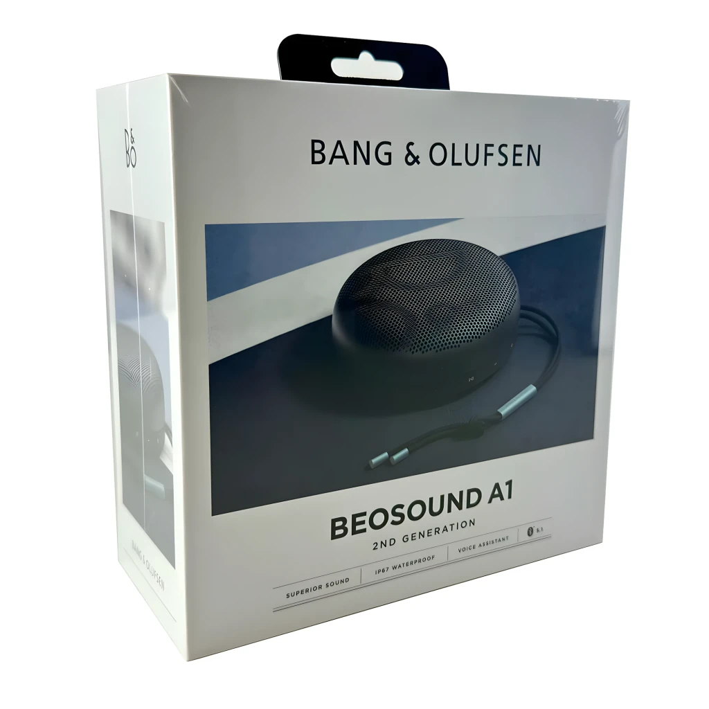 Bang & Olufsen Beosound A1 2nd Gen Anthracite Oxygen, vista frontal en ángulo: rejilla perforada, botones y cordón con clip - Ítem4
