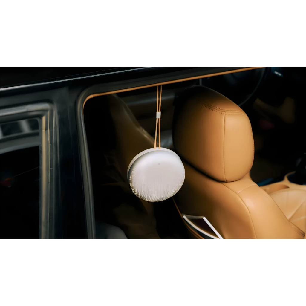 Bang & Olufsen BeoSound A1 3rd Gen Rouge Rustique, vue latérale: grille supérieure, boutons frontaux et cordon cuir beige - Ítem5