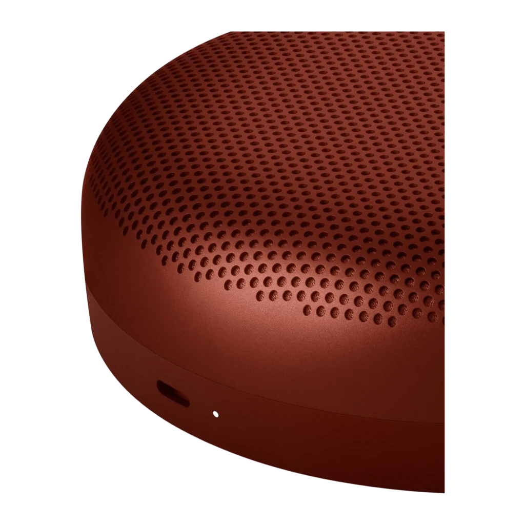 Bang & Olufsen BeoSound A1 3rd Gen Rouge Rustique, vue latérale: grille supérieure, boutons frontaux et cordon cuir beige - Ítem2