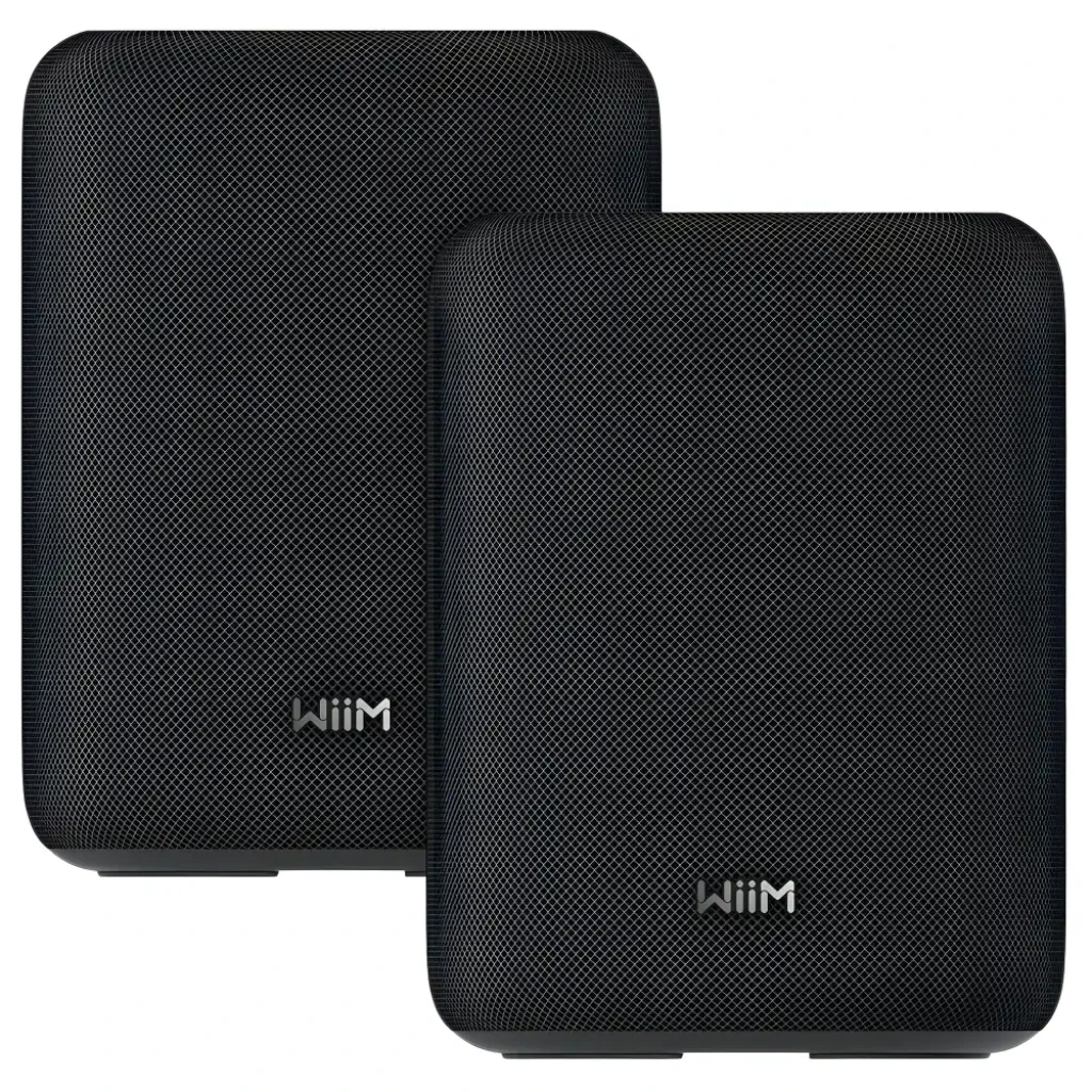 WiiM Sound Lite Preto Pack de 2, vista frontal: dois altifalantes com grelha têxtil preta e logótipo WiiM centrado - Item1
