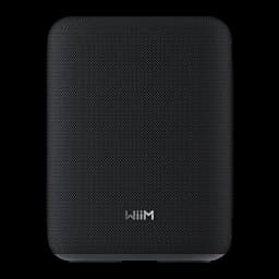 WiiM Sound Lite Twin Pack negro, vista frontal: rejilla textil negra con esquinas redondeadas y logo WiiM centrado