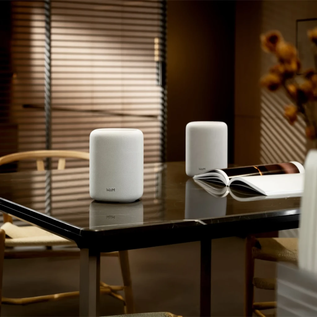 WiiM Sound Lite Twin Pack branco, vista frontal: dois altifalantes brancos cilíndricos com logo WiIM, grelha lateral visível - Item4