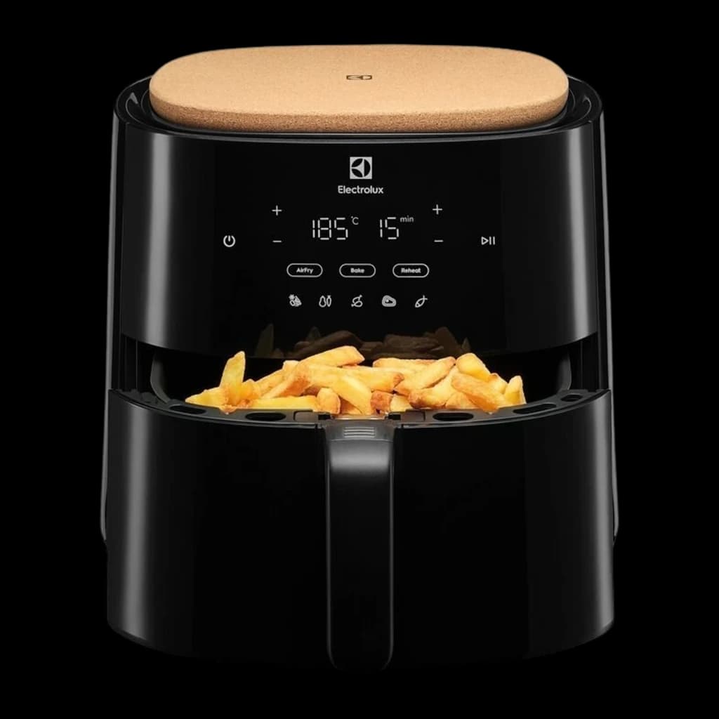 Electrolux Friteuse à air EAF5B 5L 1500W noir, vue de face panier ouvert: frites dans le panier sorti et panneau LED allumé