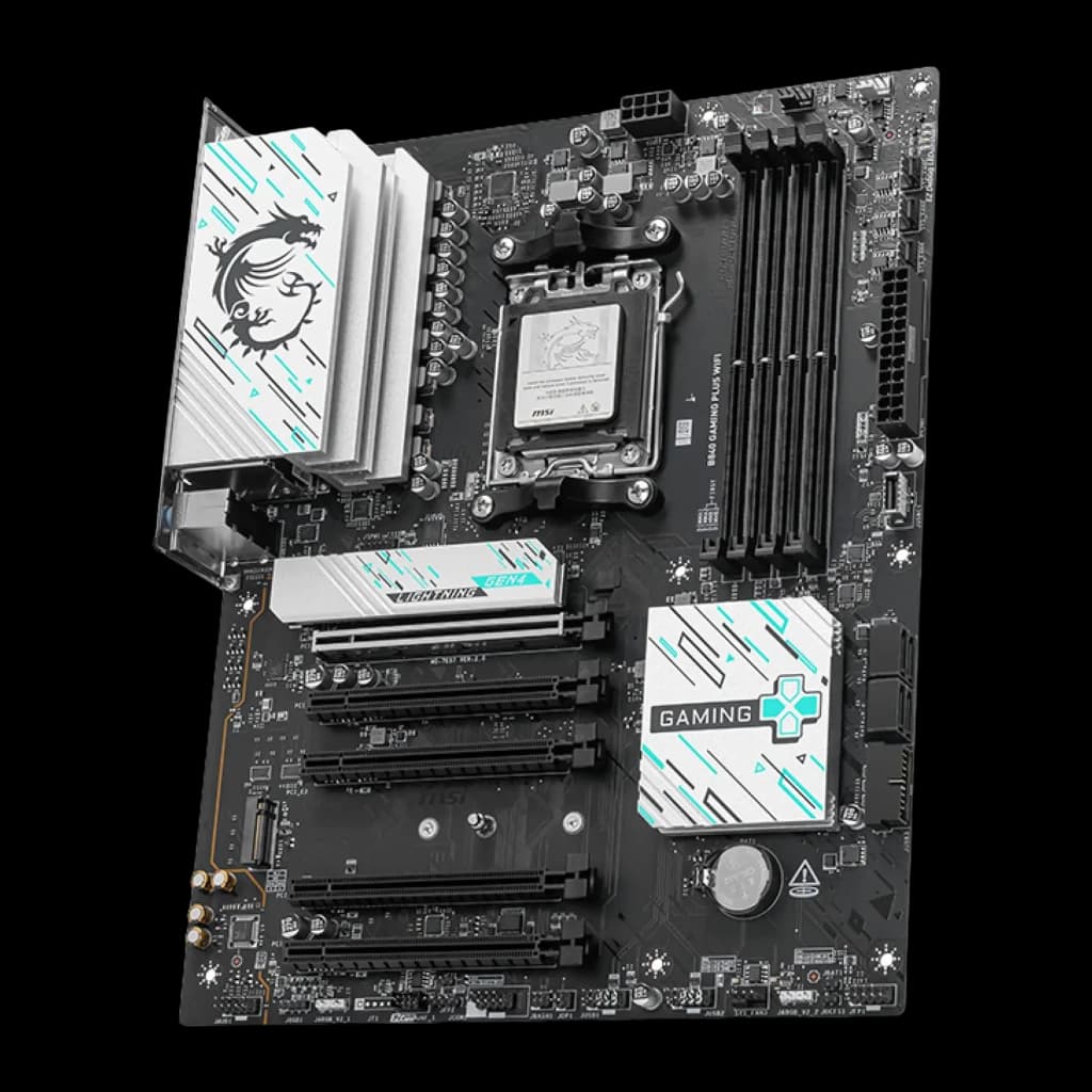 MSI B840 Gaming Plus WiFi negro/plateado, vista frontal en ángulo: socket AM5, disipadores VRM blancos con dragón y ranuras