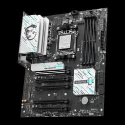 MSI B840 Gaming Plus WiFi negro/plateado, vista frontal en ángulo: socket AM5, disipadores VRM blancos con dragón y ranuras