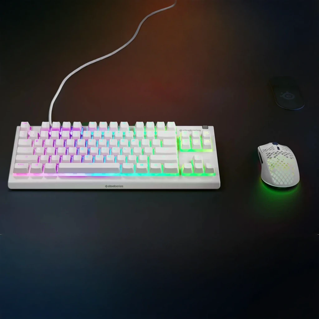 SteelSeries Apex 3 TKL blanc, vue en angle: touches blanches avec rétroéclairage RGB multicolore et câble blanc - Ítem4