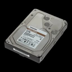 Toshiba N300 6TB prateado, vista em perspectiva: carcaça metálica, etiqueta técnica e conector SATA visíveis