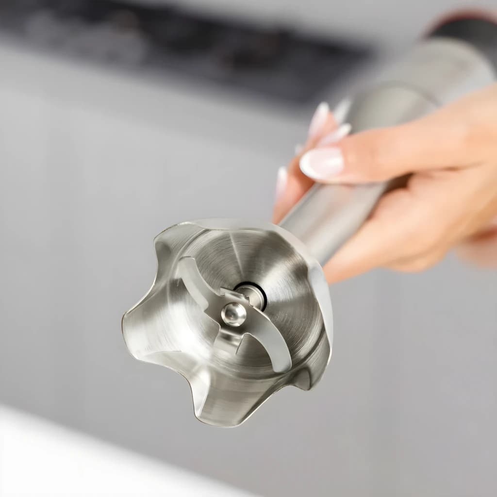 Taurus Mixeur BAPI 1500 Inox, détail: main tenant le manche inox avec lame en acier inoxydable en gros plan