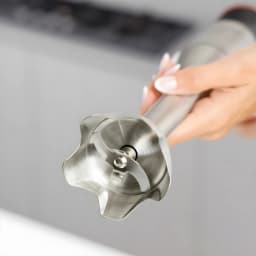 Taurus Mixeur BAPI 1500 Inox, détail: main tenant le manche inox avec lame en acier inoxydable en gros plan