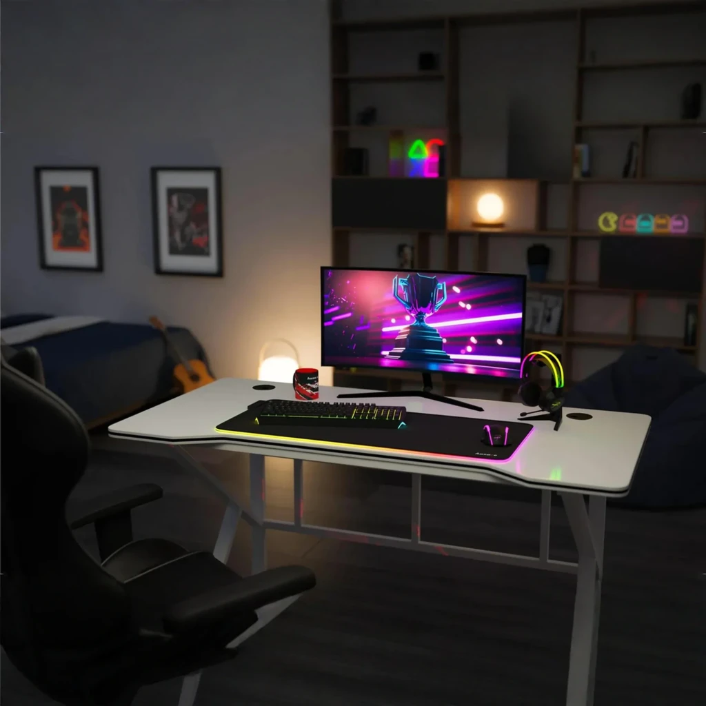 Huzaro Bureau gaming Hero 1.6 Blanc, vue d'ambiance: bureau blanc avec bandeau RGB, moniteur, clavier et casque dans une