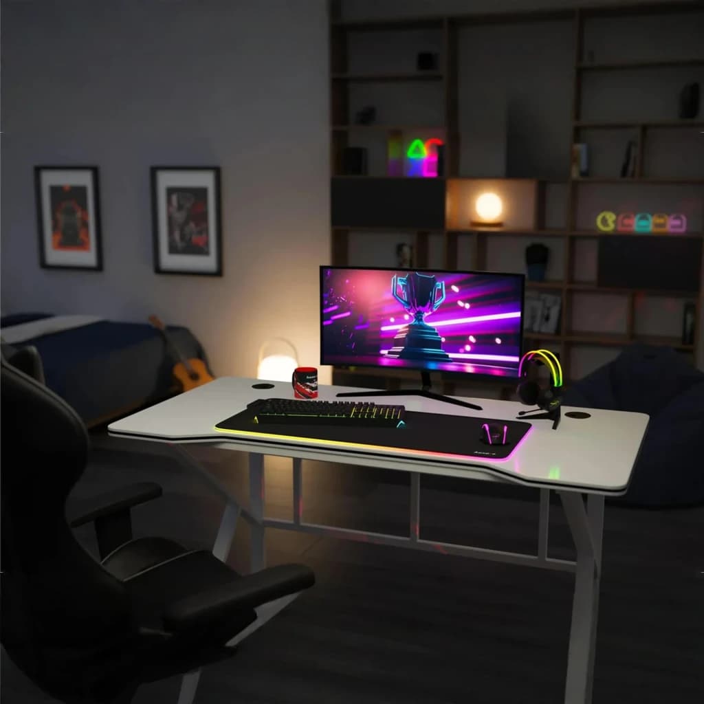 Huzaro Mesa gaming Hero 1.6 Blanca, vista de ambiente: escritorio blanco con RGB, monitor, teclado y auriculares en
