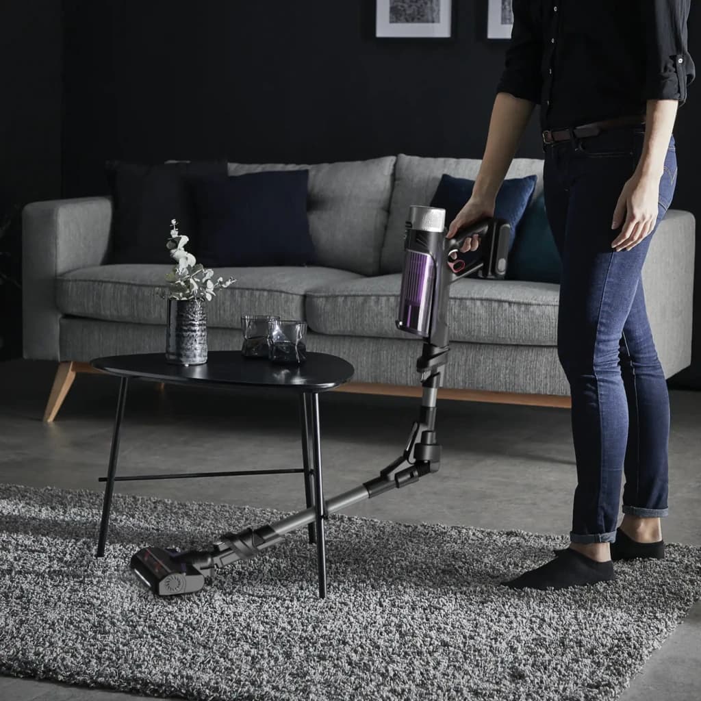 Rowenta X-Force Flex 9.60 Allergy RH2037WO Preto Roxo, uso: pessoa aspirando tapete em sala com tubo flexível dobrado