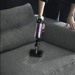 Rowenta X-Force Flex 9.60 Allergy RH2037WO preto roxo, uso: limpando estofado de sofá cinza com bocal especial