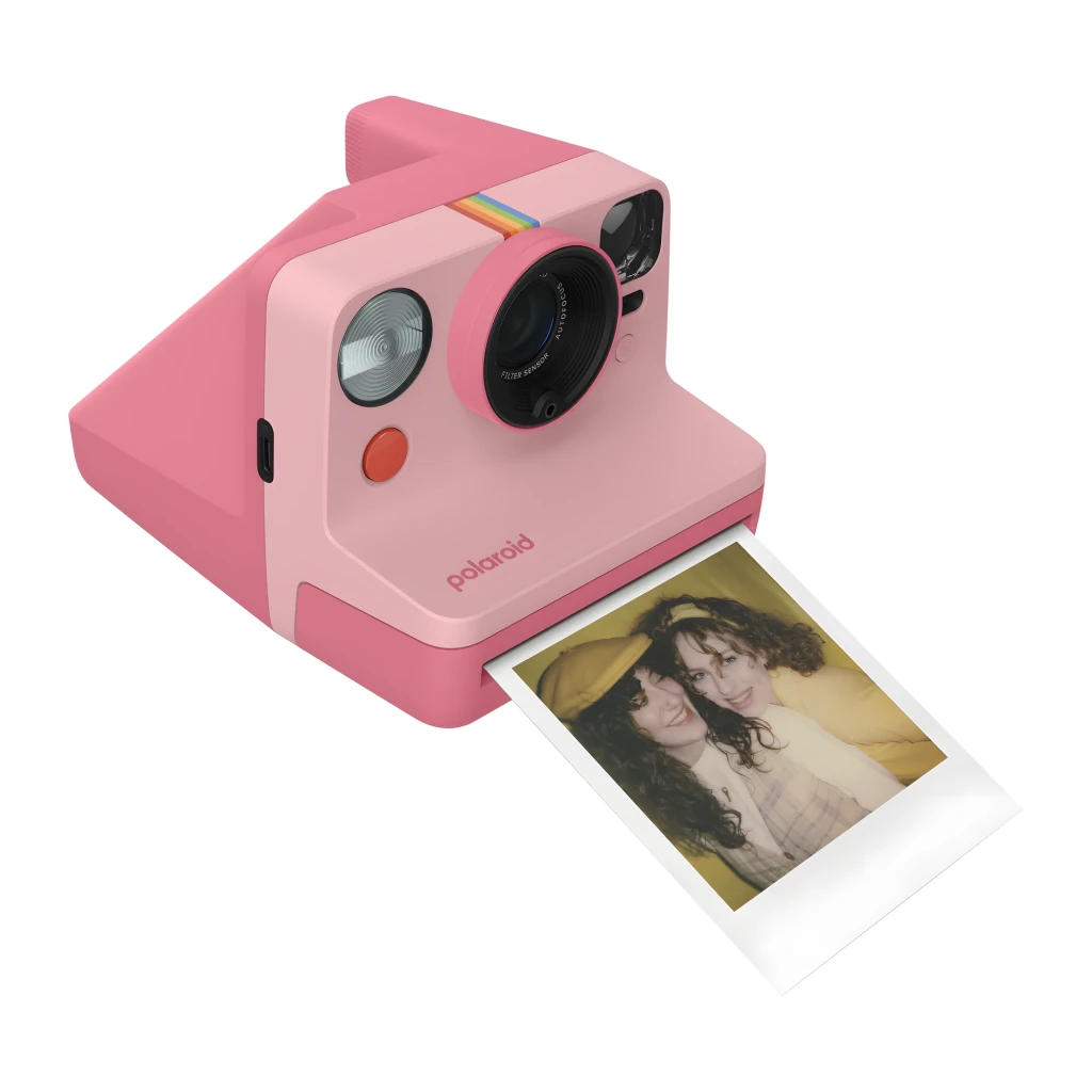 Polaroid Now Generation 3 Rosa, vista frontal: lente, flash, franja arcoíris y foto instantánea saliendo - Ítem5