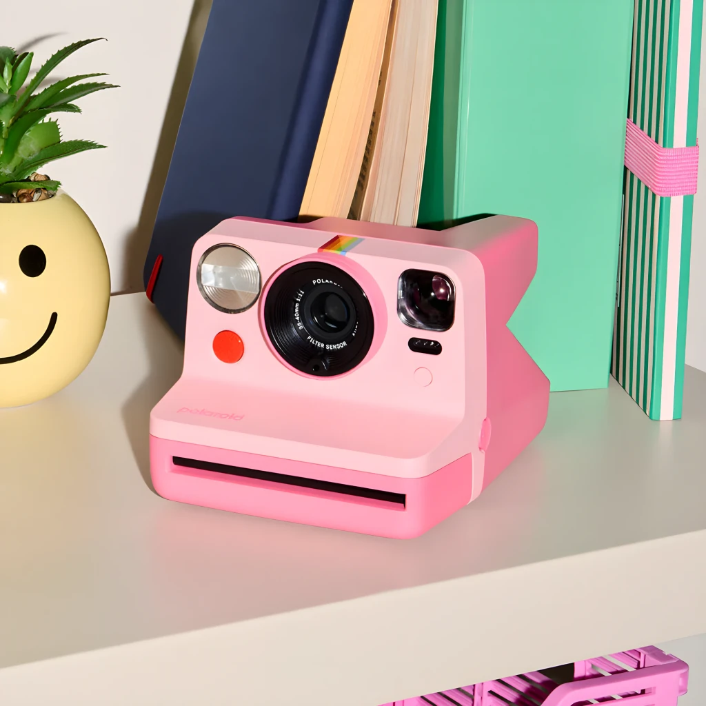 Polaroid Now Generation 3 Rosa, vista frontal: lente, flash, franja arcoíris y foto instantánea saliendo - Ítem6