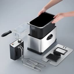 Jata Freidora JEFR1680 Inox, desmontada: mãos retiram cuba, cesto, resistência, painel de controlo e acessórios
