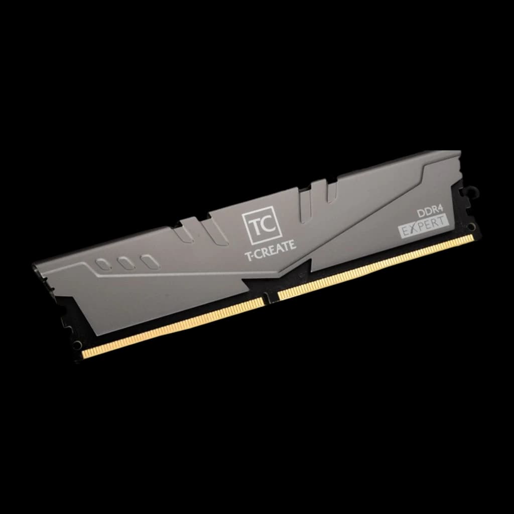 Team Group T-Create Expert 32GB DDR4 3600 Titânio, vista lateral: dissipador cinza claro em ângulo baixo, contatos dourados
