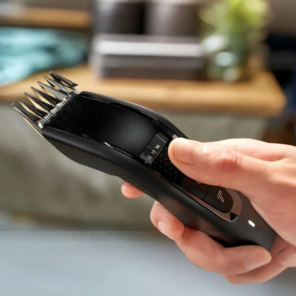 Philips Hairclipper Series 7000 HC7650/15 preto, vista frontal: pente guia, seletor de comprimento, painel azul e botão de - Item4