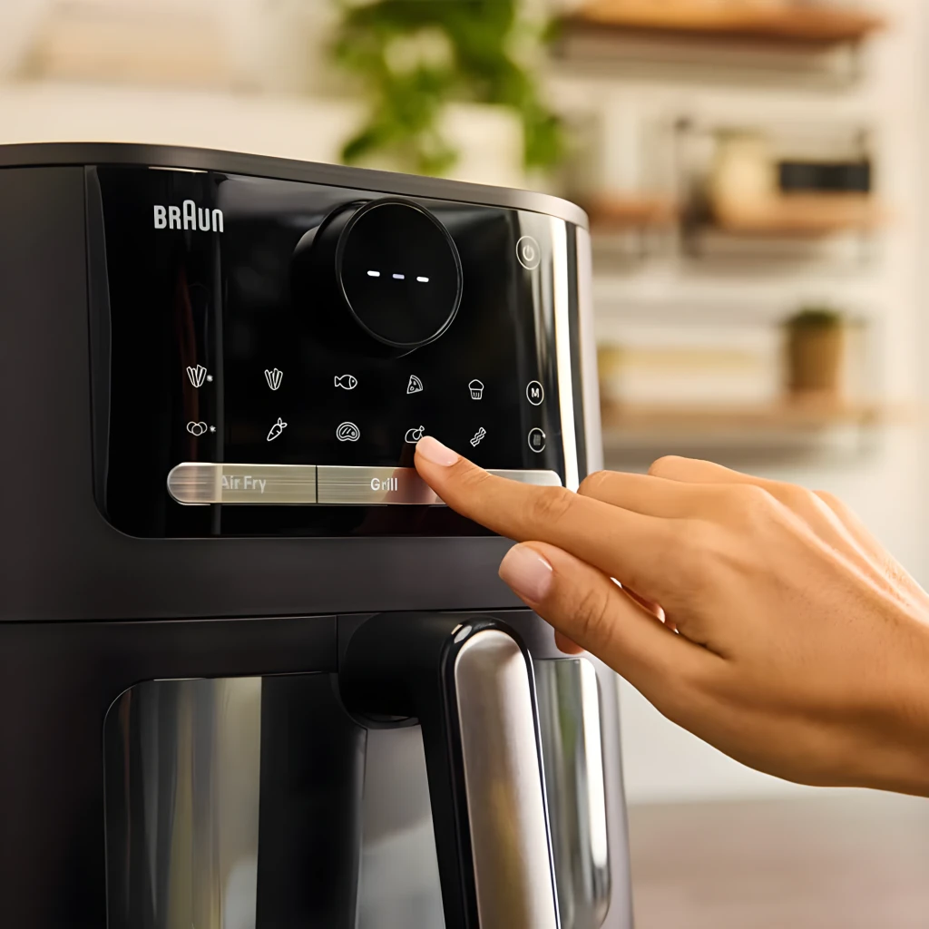 Braun Friteuse air HF Multifry 5 HF5075IBK noir, vue avant: panneau tactile 220°, fenêtre avec poulet en cuisson - Ítem4