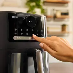 Braun Friteuse Air HF Multifry 5 HF5075IBK Noir Gris, panneau tactile: main sélectionnant mode Grill sur écran avec icônes