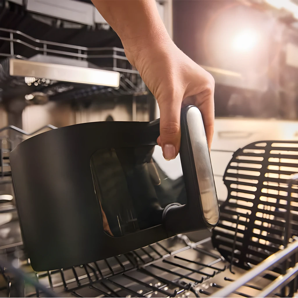 Braun Friteuse air HF Multifry 5 HF5075IBK noir, vue avant: panneau tactile 220°, fenêtre avec poulet en cuisson - Ítem6