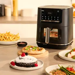 Braun Friteuse à air HF Multifry 5 HF5075IBK Noir Gris, scène cuisine: panneau tactile et hublot avec pizza, entourée de