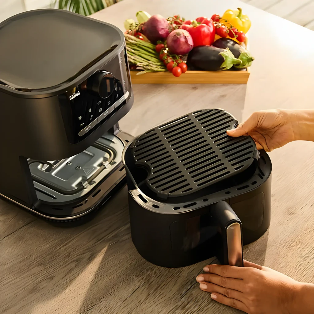 Braun Friteuse air HF Multifry 5 HF5075IBK noir, vue avant: panneau tactile 220°, fenêtre avec poulet en cuisson - Ítem9