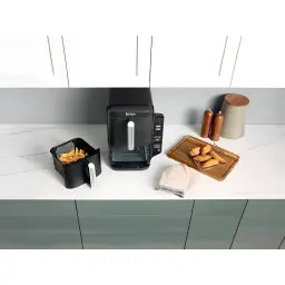 Ninja Freidora Aire Double Stack SL300EU 7,6L Negro, vista cocina: cesta extraída con patatas fritas y alitas en bandeja de