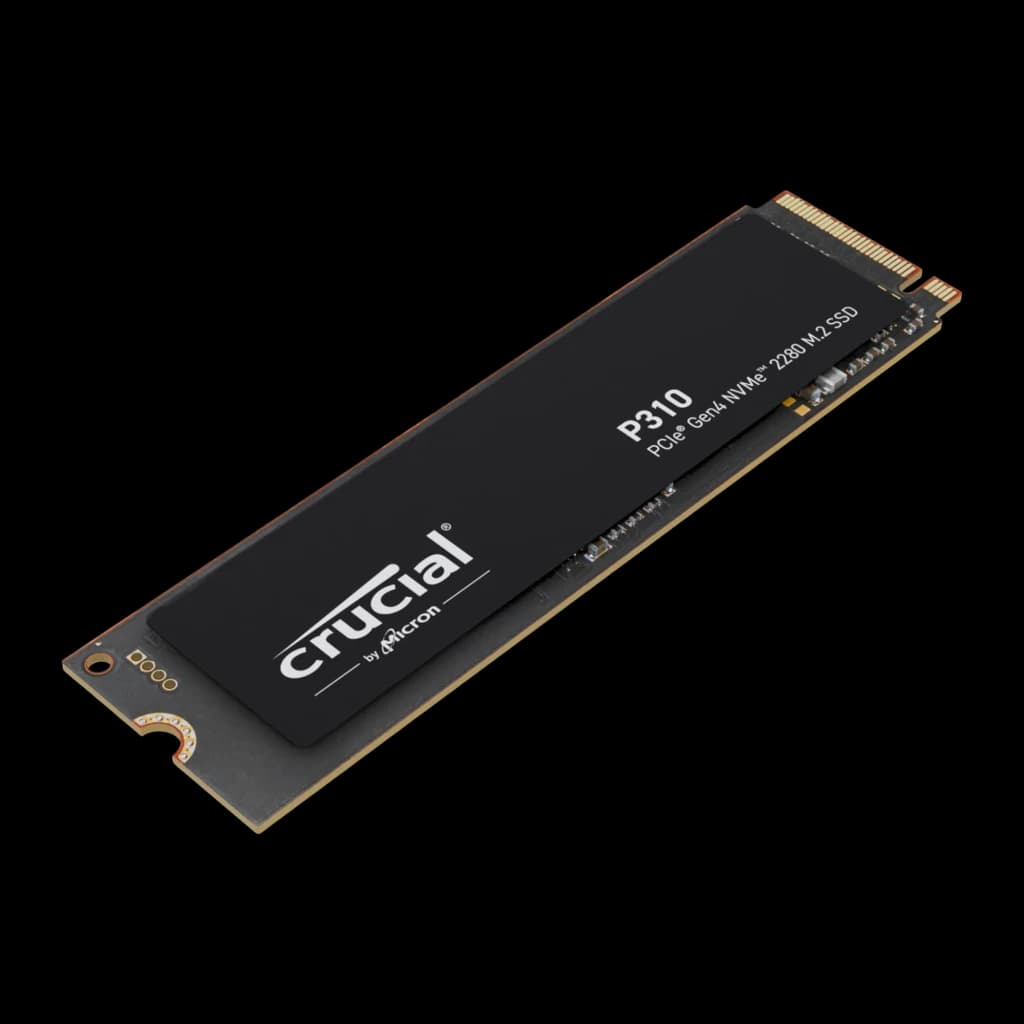Crucial P310 500GB M.2 NVMe negro, vista en ángulo elevado: perspectiva diagonal alta que muestra cara superior y lateral