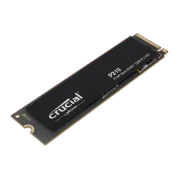 Crucial P310 500GB M.2 NVMe negro, vista en ángulo elevado: perspectiva diagonal alta que muestra cara superior y lateral
