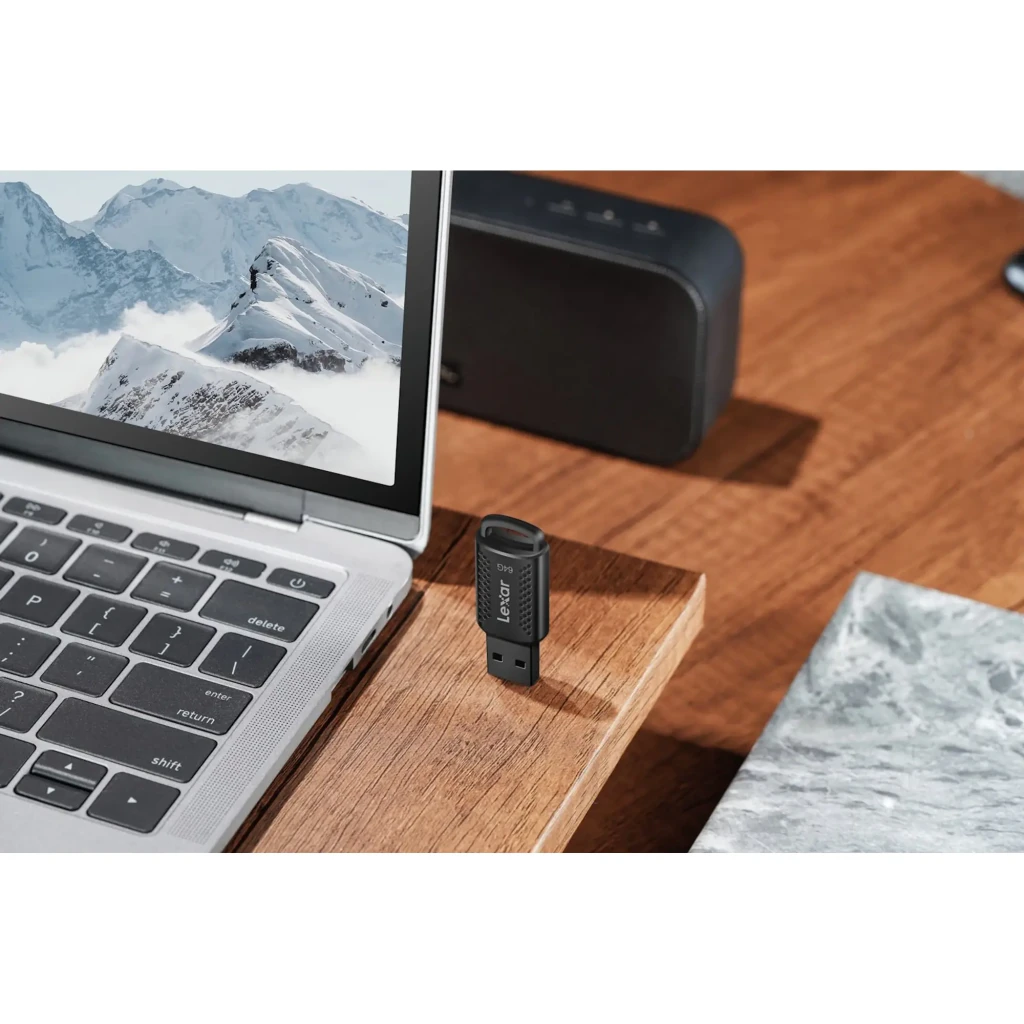Lexar JumpDrive M400 64GB noir, vue avant: connecteur USB exposé, corps à motif de points et logo Lexar - Ítem3