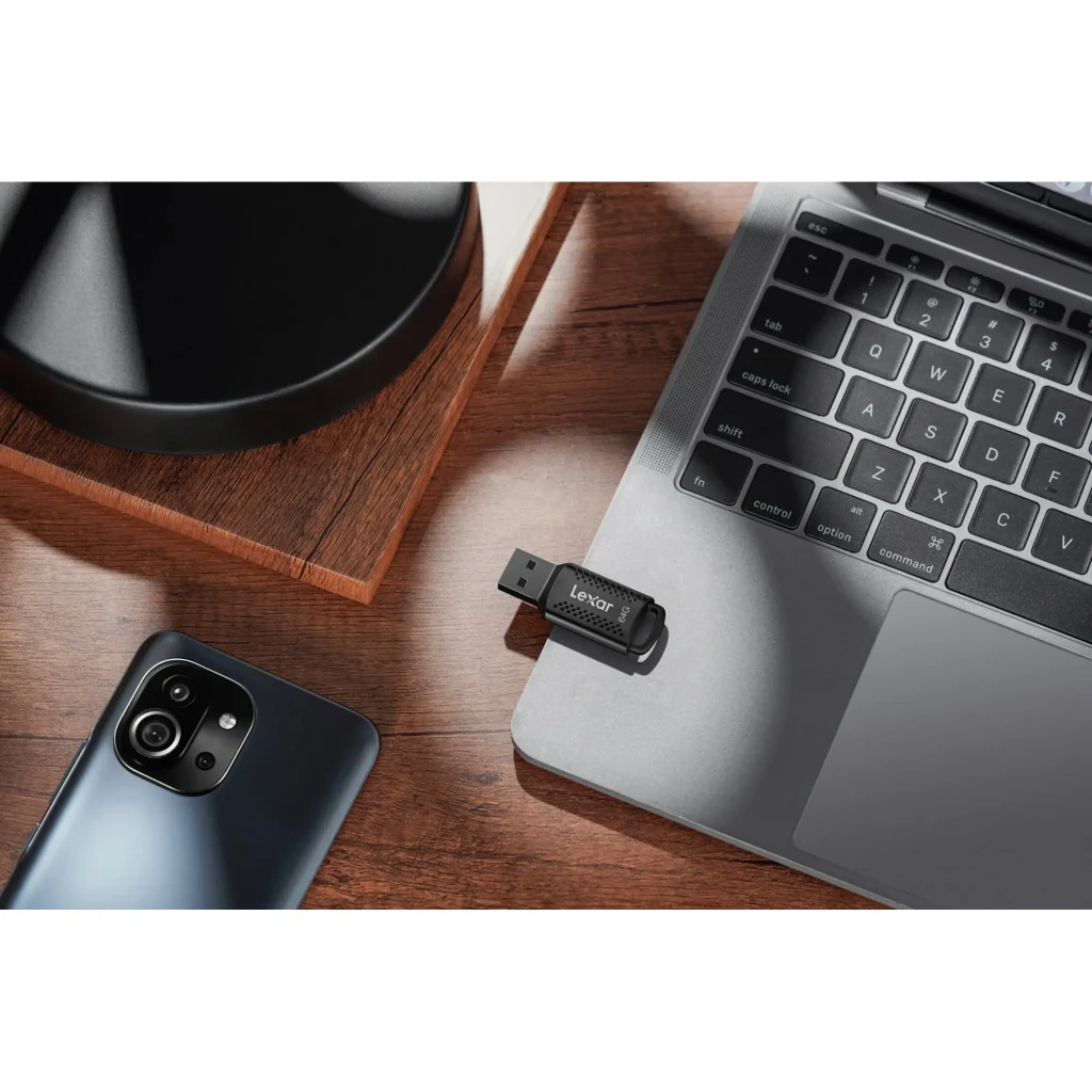 Lexar JumpDrive M400 64GB noir, vue avant: connecteur USB exposé, corps à motif de points et logo Lexar - Ítem4