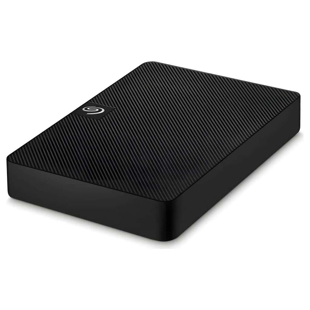 Seagate Expansion STKN1000400 1TB negro, vista en perspectiva: superficie texturizada en diagonal y logo Seagate en esquina