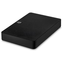 Seagate Expansion STKN1000400 1TB negro, vista en perspectiva: superficie texturizada en diagonal y logo Seagate en esquina