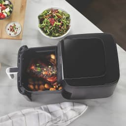 Ninja Freidora de Aire AF170EU 6.2L Negro, vista cenital: cesta abierta con pollo asado y patatas en encimera de mármol