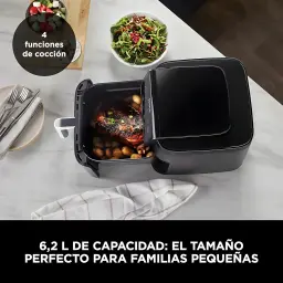 Ninja Freidora Aire AF170EU 6.2L Negro, cesta abierta: pollo asado con patatas dentro, encimera mármol
